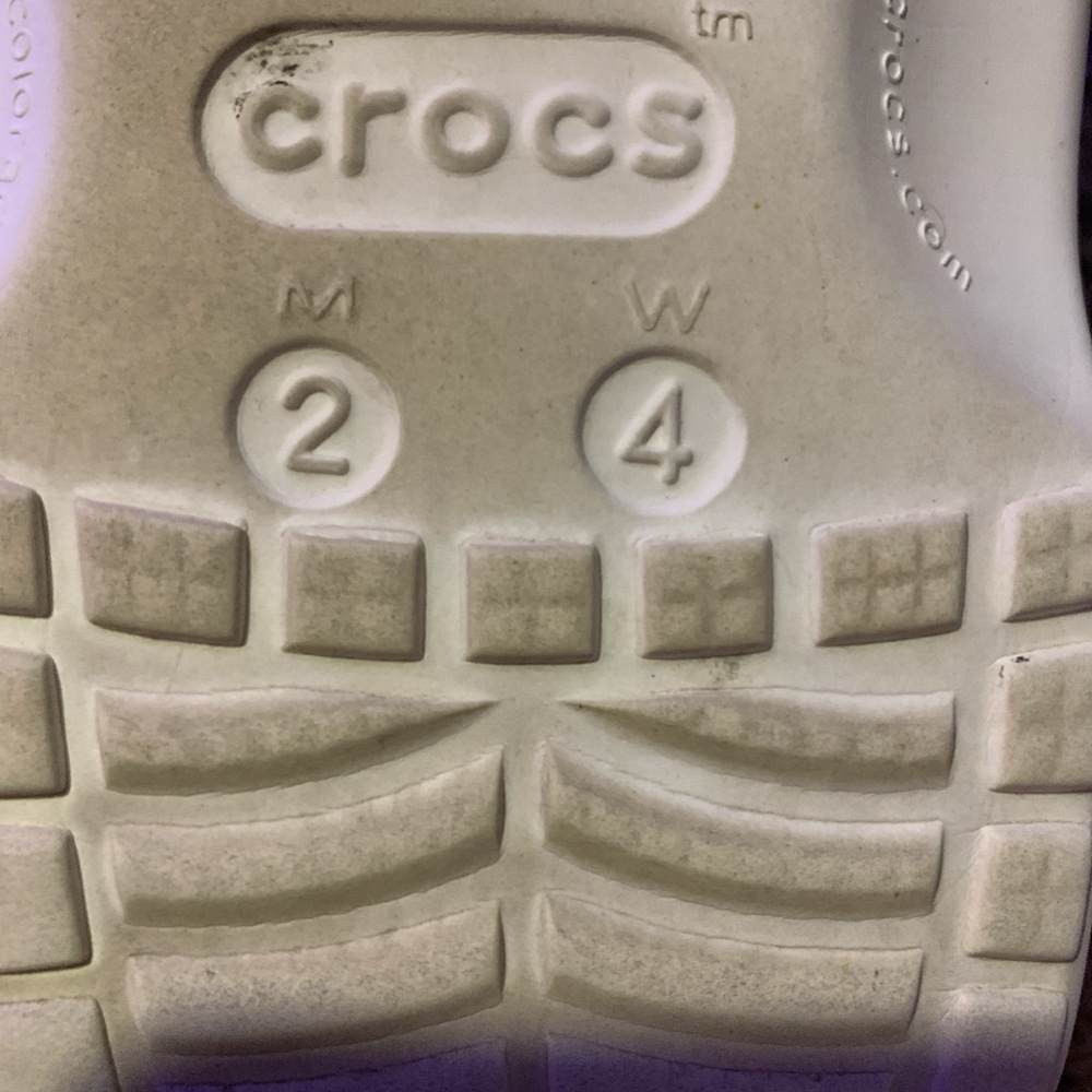 White crocs men’s size 2 and women’s-4